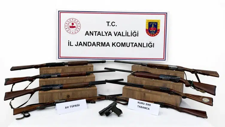 Antalya Kaş'ta ruhsatsız silah operasyonu : 9 av tüfeği ele geçirildi