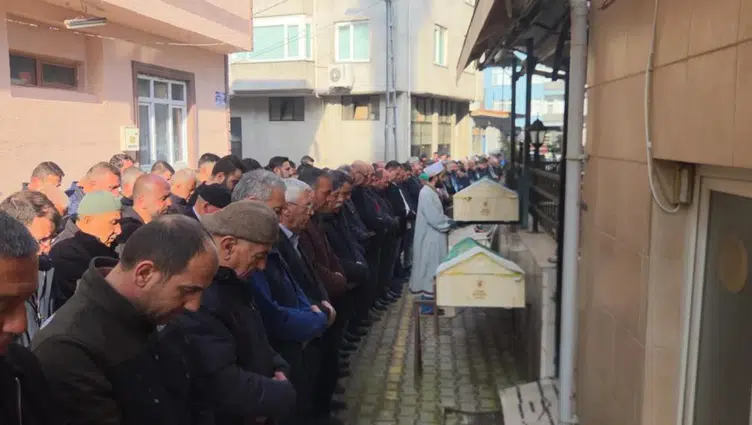 Bursa'daki silahlı kavgada ölen baba ve oğlu son yolculuğuna uğurlandı