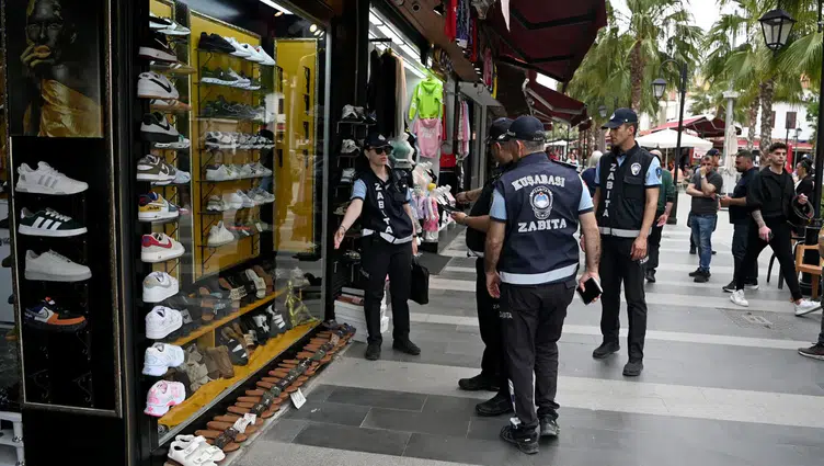Kuşadası’nda sıfır işgaliye denetimi : Turistik çarşılarda kaldırım operasyonu