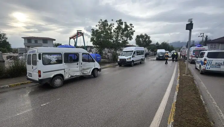 Tokat Erbaa'da iki minibüs çarpıştı : 10 yaralı