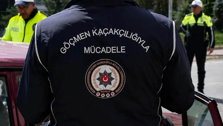Kırşehir'de kaçak göçmen operasyonu : 30 düzensiz göçmen yakalandı