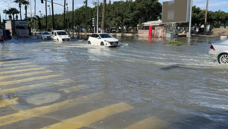 Hatay'da su baskınları nedeniyle mahsur kalan 20 kişi Sahil Güvenlik tarafından kurtarıldı