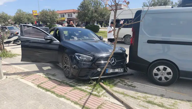 Antalya Manavgat'ta yolcu minibüsü park halindeki araçlara çarptı : 4 yaralı