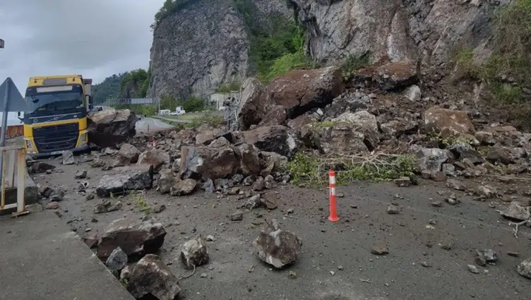 Arhavi-Hopa-Sarp Devlet Yolu'nda heyelan : Yol ulaşıma kapandı