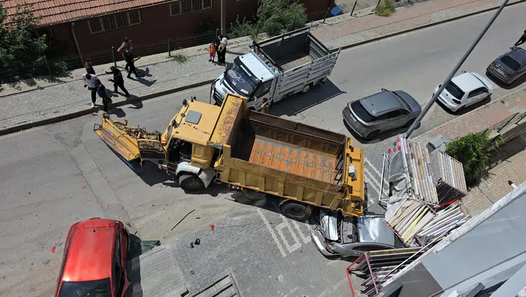 Yozgat'ta feci kaza : Freni tutmayan kamyon 4 araca çarptı