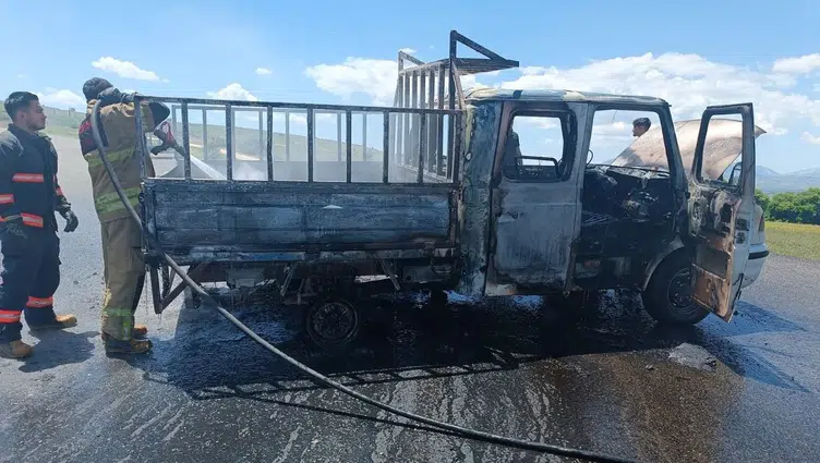 Adıyaman'da rampayı tırmanan kamyonet alev topuna döndü : Sürücü son anda kurtuldu