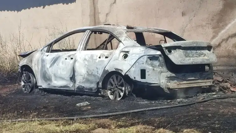 Kırklareli'de korkutan yangın : Otomobil ve ahır küle döndü