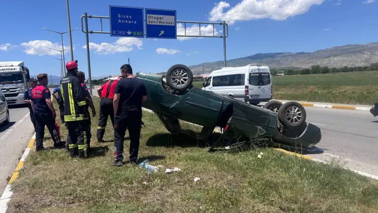 Erzincan'da takla atan otomobildeki 2 kişi yaralandı