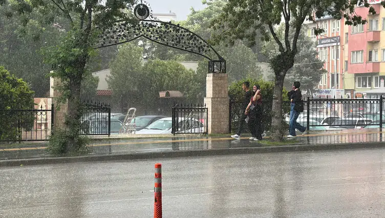 Burdur'da sağanak : Vatandaşlar zor anlar yaşadı