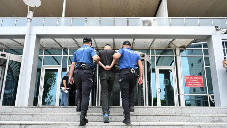 Kırmızı bültenle aranan hükümlü Çukurova Uluslararası Havalimanı'nda yakalandı