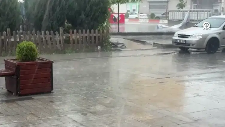 Ağrı'da sağanak ve dolu : Caddelerde sular birikti