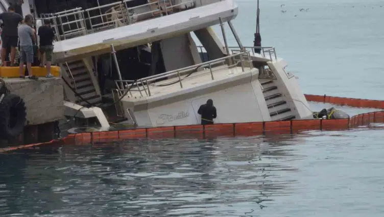 Çanakkale Boğazı’nda sürüklenen tekne kıyıya çekildi