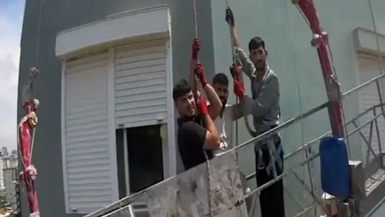 Mersin'de 10 katlı binanın dış cephe iskelesinde mahsur kalan 3 işçi kurtarıldı