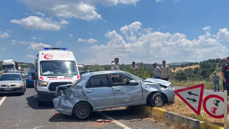 Uşak'ta otomobil refüje çarptı : Baba ve kızı yaralandı