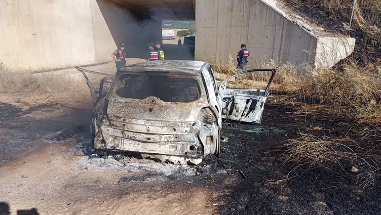Balıkesir'de devrilen otomobil alevlere teslim oldu : 4 yaralı