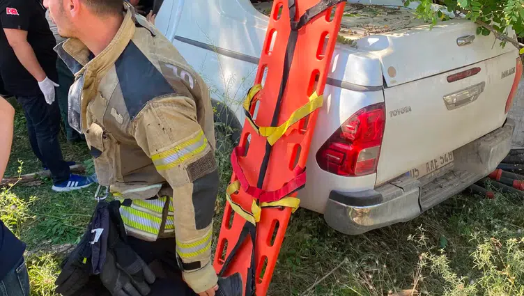 Muş'ta şarampole devrilen kamyonette sıkışan 2 kişi itfaiye ekiplerince kurtarıldı