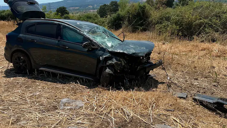 Çanakkale'de otomobil tarlaya uçtu, 2 kişi yaralandı