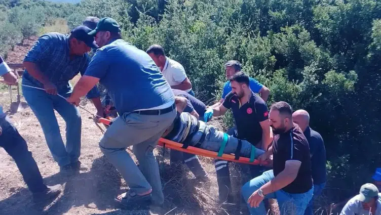 Manisa'da traktör dereye devrildi : 71 yaşındaki sürücü hayatını kaybetti
