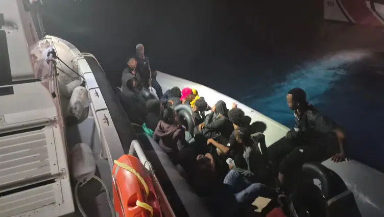 İzmir Dikili açıklarında lastik botta 14 düzensiz göçmen yakalandı