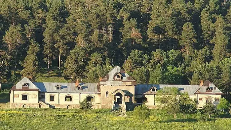 Türkiye'de tek bir çivi bile çakılmadan inşa edilen tarihi köşk : 130 yıldır ayakta