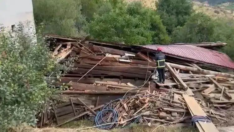 Kastamonu’da tadilat sırasında köy evi çöktü : 5 kişi yaralandı