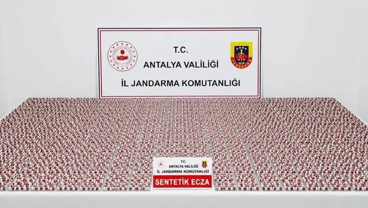 Antalya'da jandarmadan depo operasyonu : Çok sayıda uyuşturucu hap ele geçirildi