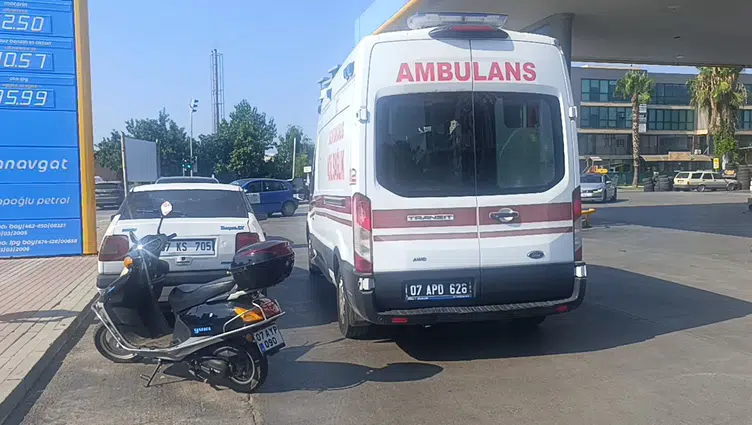 Manavgat’ta korkutan kaza : Motosiklet devrildi, 2 kişi yaralandı
