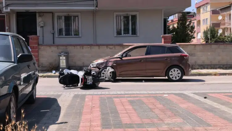 Bursa'da motosiklet ile otomobil çarpıştı : 2'si çocuk 3 yaralı