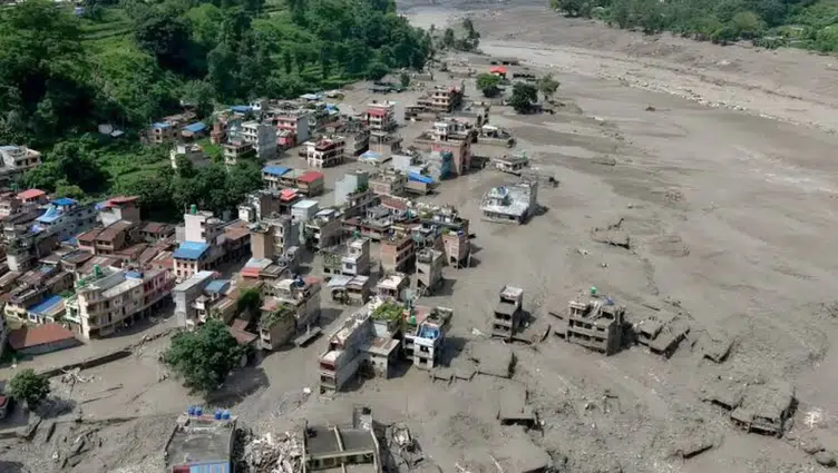 Nepal'i sel vurdu : 95 ölü, 384 kayıp