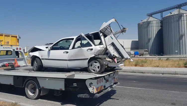 Konya'da zincirleme kaza ! 3 otomobil birbirine girdi, 9 kişi yaralandı