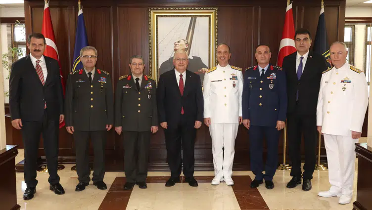Bakan Güler'den Gölcük'te Donanma Komutanlığına anlamlı ziyaret