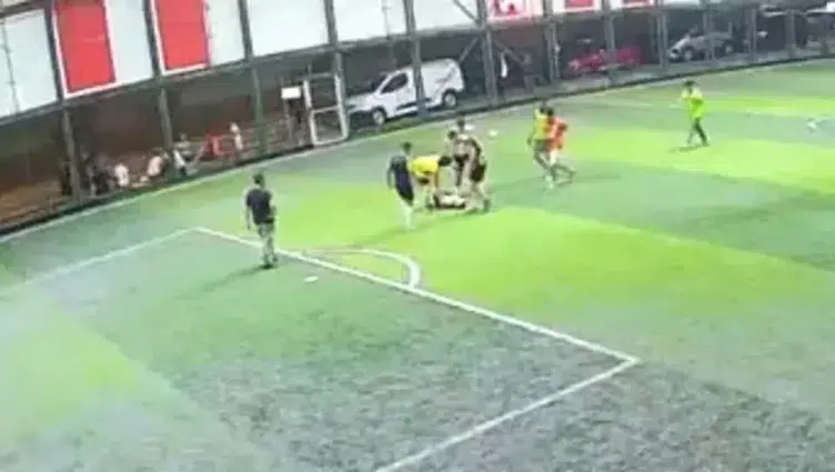 20 gün önce askerden dönmüştü ! Halı saha maçında fenalaşan 20 yaşındaki genç hayatını kaybetti