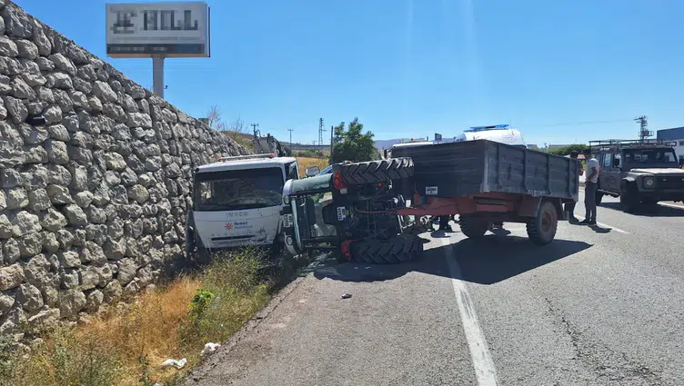 Nevşehir’de vinç kurtarıcısı traktöre arkadan çarptı : 4’ü çocuk 6 yaralı