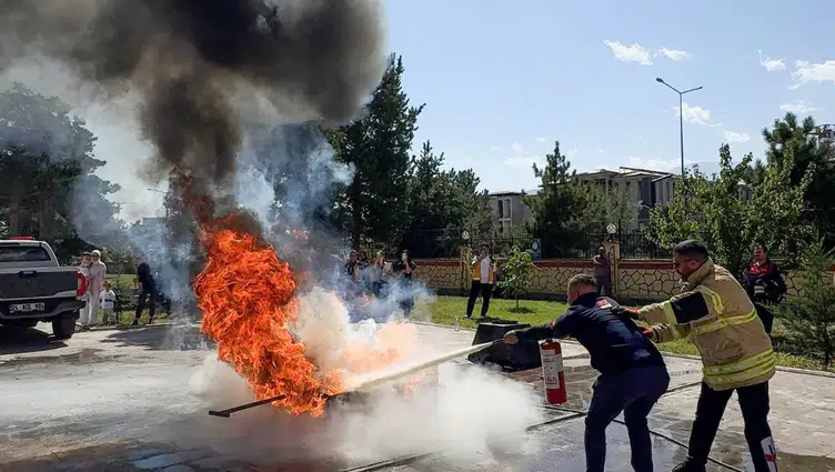 112 Acil Çağrı Merkezi’nde yangın eğitimi ve tatbikat
