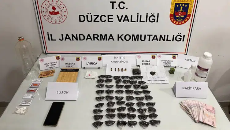 Düzce'de uyuşturucu operasyonu : 55 paket uyuşturucu ve hassas terazi ele geçirildi