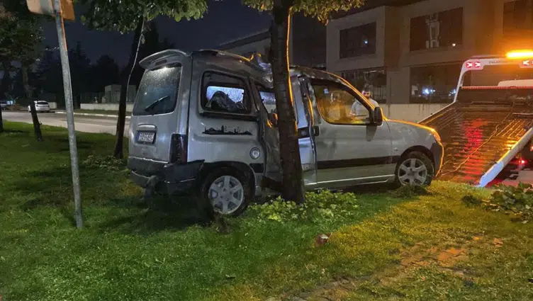 Bursa’da yağış nedeniyle kontrolden çıkan araç ağaca çarptı : 2 yaralı