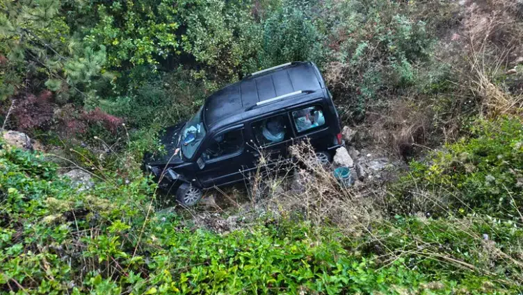 Karabük'te kayganlaşan yolda hafif ticari araç şarampole uçtu: 1 yaralı