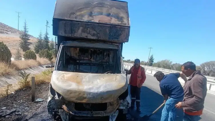 Eskişehir'de seyir halindeki kablo yüklü kargo aracı yandı