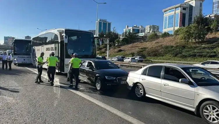 Ümraniye TEM Otoyolu'nda 4 araçlı zincirleme kaza