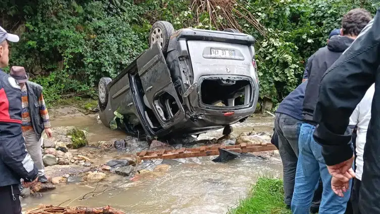 Trabzon'da araç dereye uçtu: Kazada 3'ü ağır 5 kişi yaralandı