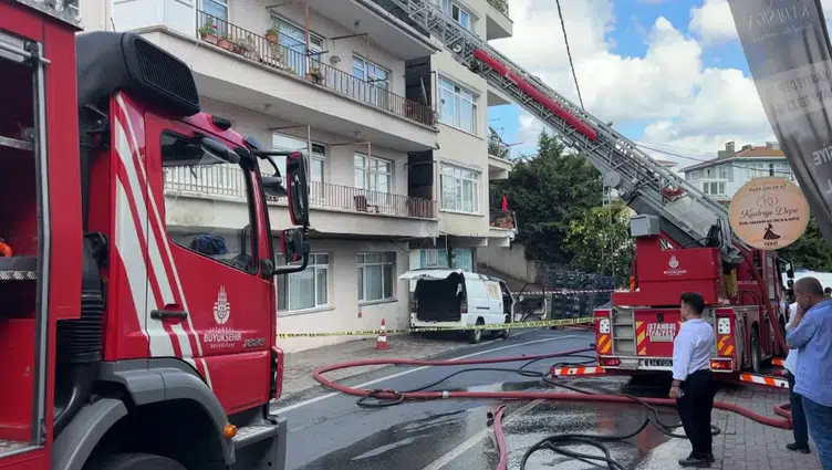 İstanbul Sarıyer'de korkutan yangın : 2 binanın çatısı ve araç hasar gördü