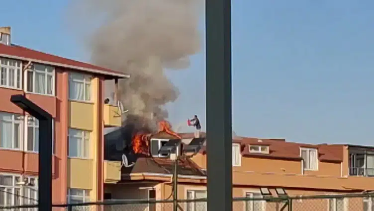 Sancaktepe'de binanın çatısında yangın çıktı