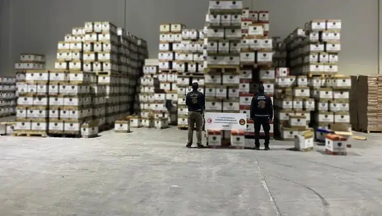 İstanbul'da Kaçakçılara Darbe: 1,4 Milyon Makaron Yakalandı