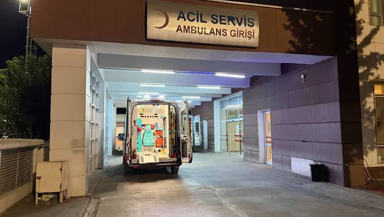İnşaatta demir çubuğun üzerine düşen işçi yaralandı​