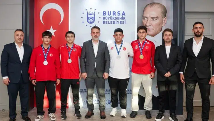 Bursa Büyükşehir Belediye Başkan Vekili Biba, Bursa’nın gururu güreşçileri ağırladı