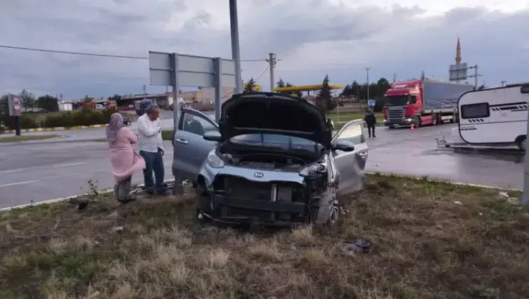Sivas'ta iki otomobil kavşakta çarpıştı: 2 kişi yaralandı