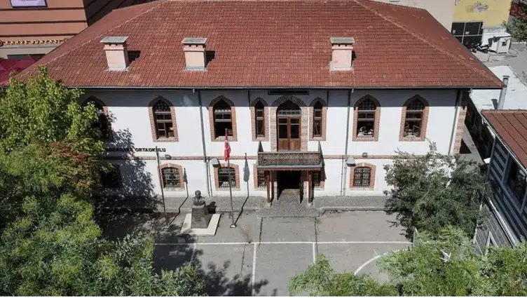 Bursa'nın Asırlık Eğitim Çınarı Kümbetli Mektep