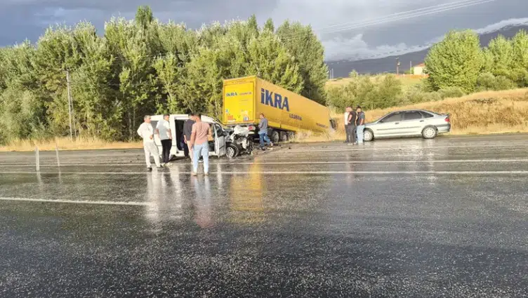 Malatya'da tır ile hafif ticari araç çarpıştı: 1'i çocuk 4 yaralı