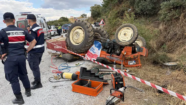 İzmir'de traktör devrildi: Sürücü hayatını kaybetti, eşi yaralandı