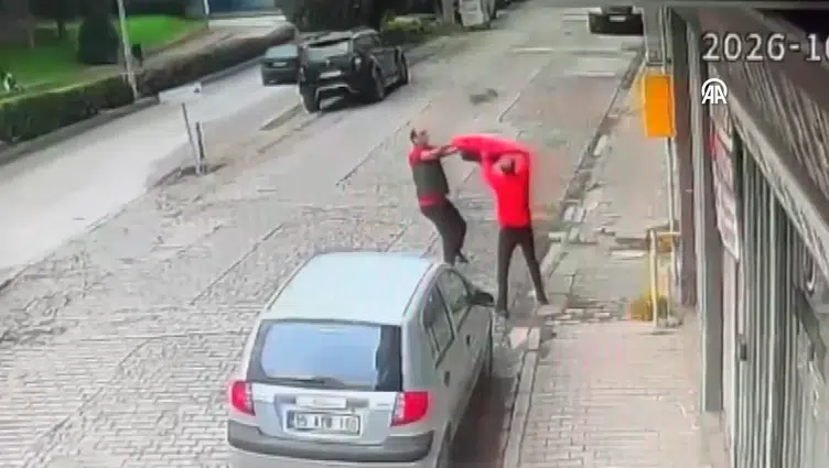 Samsun'da Vatandaşlar Yüksekten Düşen Kediyi Mont Açarak Kurtardı